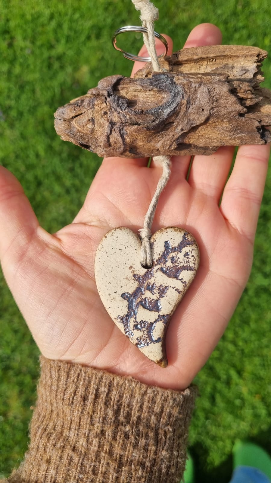 Tonanhänger Herz auf Holz