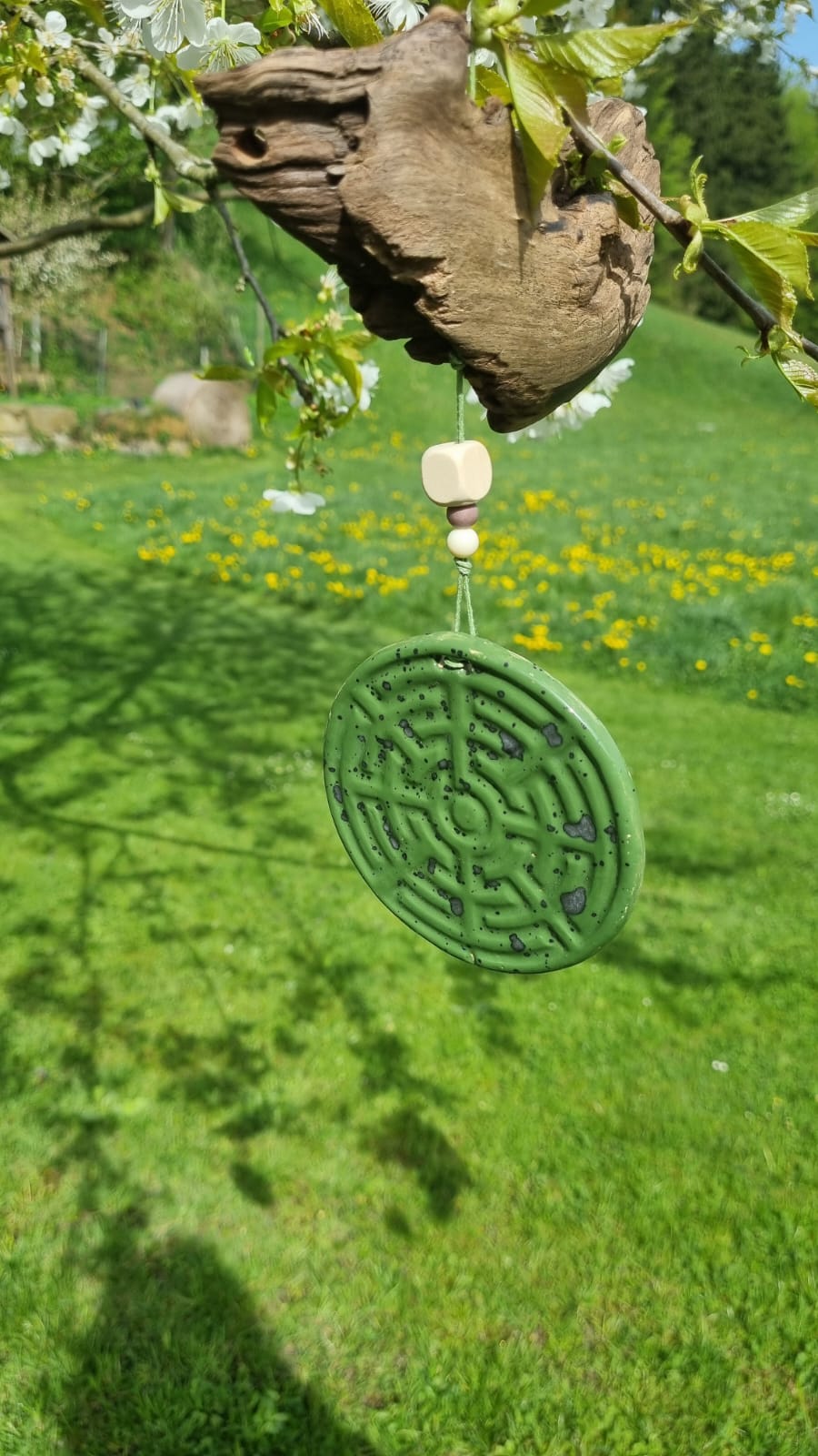 Tonanhänger Labyrinth auf Holz