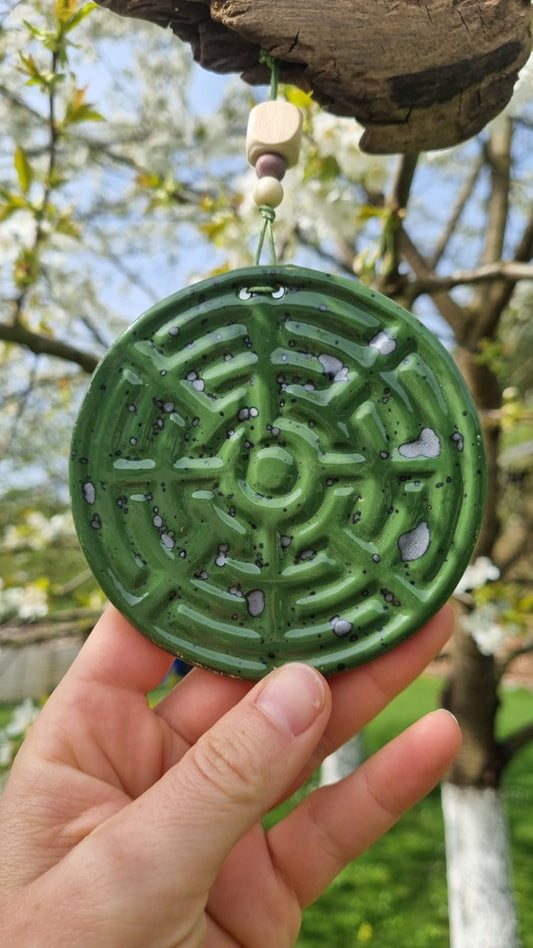 Tonanhänger Labyrinth auf Holz